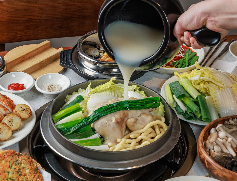 테이블에서 끓이는 파루 약탕 닭한마리
